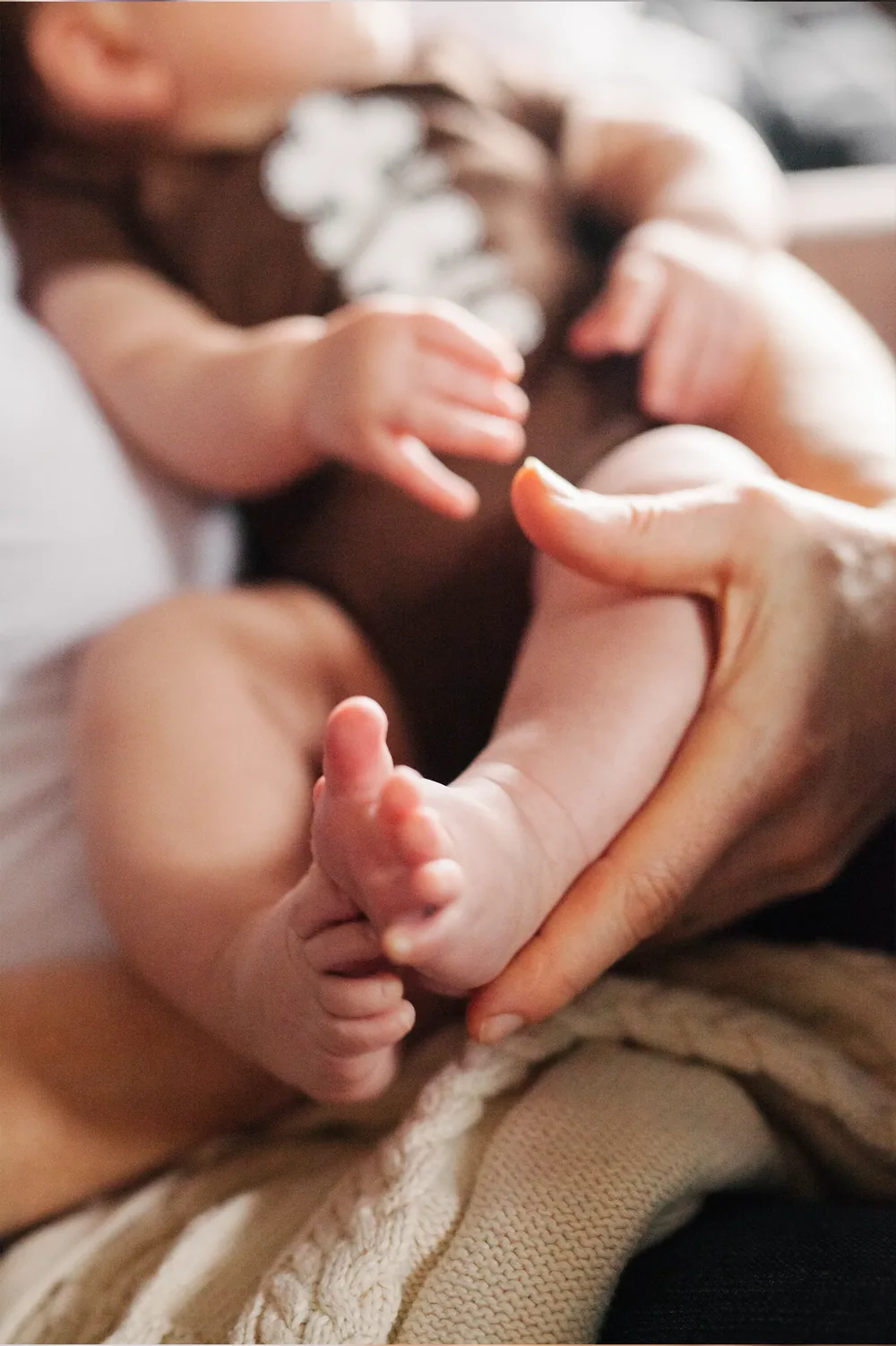 Sanfte osteopathische Behandlung eines Babys