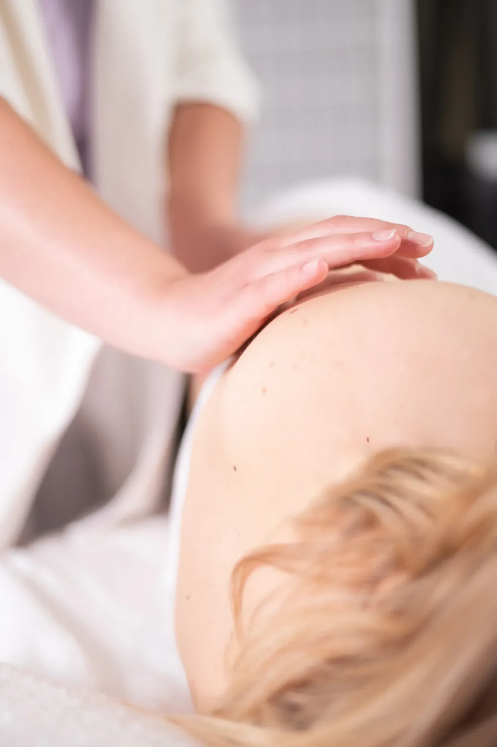 Sanfte osteopathische Behandlung am Rücken